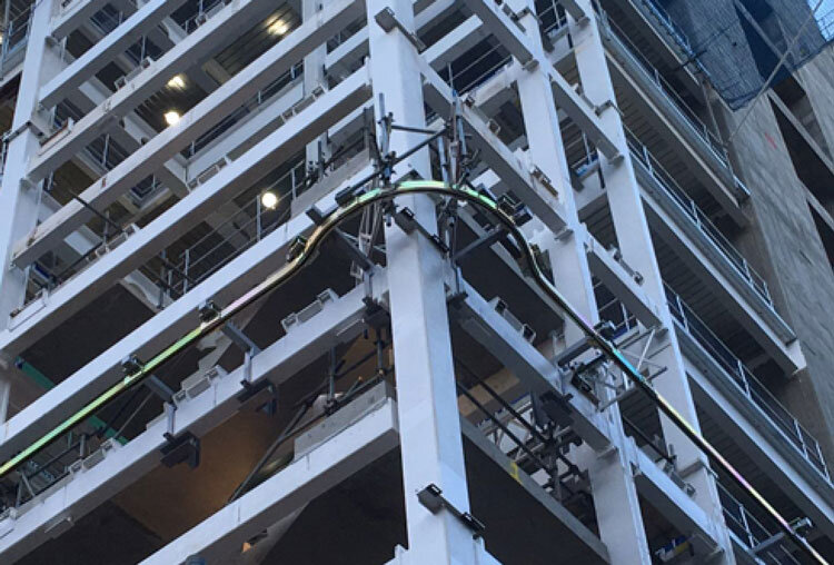 Scaffolding crane runs around the corner Scaffolding crane runs around the corner