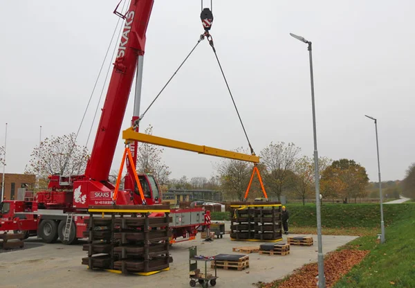 Load test of specially designed spreader beam | © CERTEX Danmark A/S