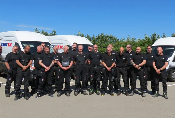 Vores store service team foran CERTEX service biler