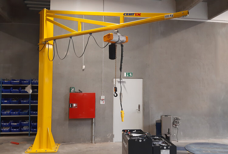 Jib crane with diagonal strut bracing