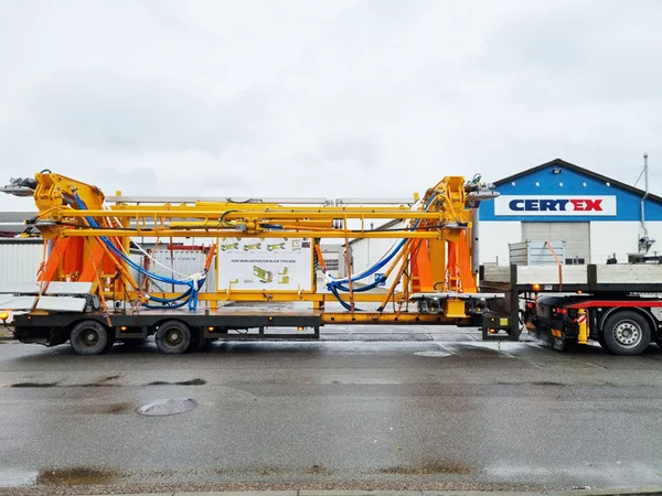 Kæde- og båndsurring af et løfteprodukt på lastbil