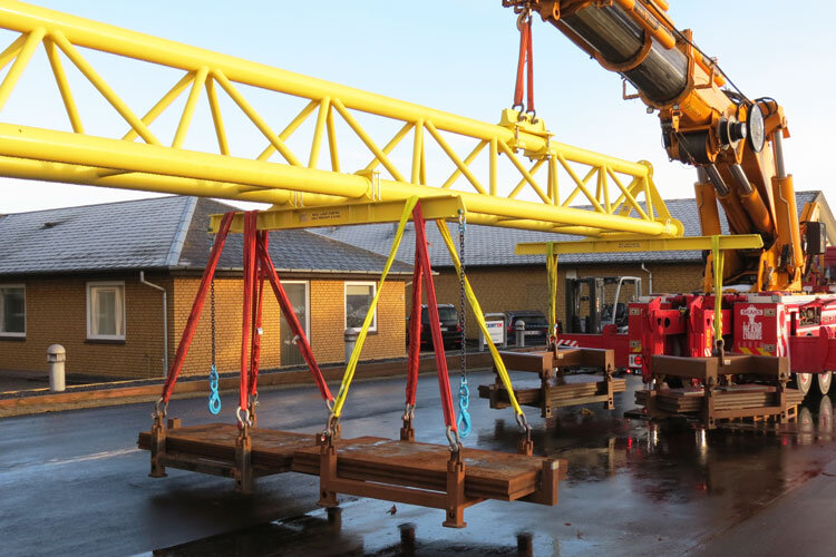 Heavy-lift round sling in use at load test Heavy-lift round sling in use at load test