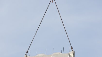 Lifting element in hook with 2-leg lifting sling
