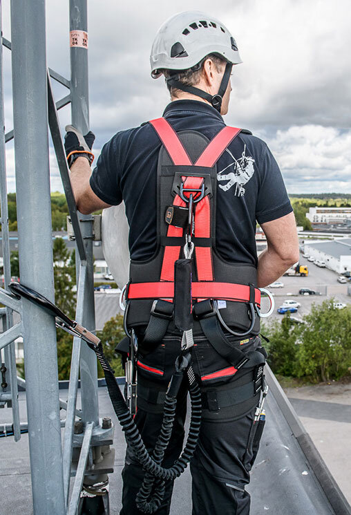 Man with fall protection in scaffolding | © Jenny Thörnberg