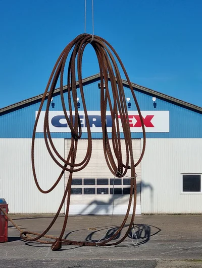 Rusten wire håndteres med kran hos CERTEX Danmark A/S