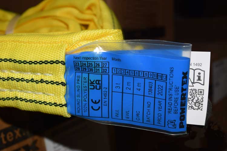 Label med lovpligtig mærkning forsynet med beskyttende plastkappe på Powertex rundsling | © CERTEX Danmark A/S Label med beskyttende plastkappe på Powertex rundsling | © CERTEX Danmark A/S