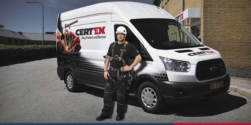 Servicetekniker foran servicebil fra CERTEX Danmark