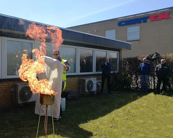 Brandslukning med brandtæppe øvelse hos CERTEX Danmark A/S | © CERTEX Danmark A/S