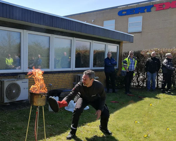 Brandslukning i gryde øvelse hos CERTEX Danmark A/S | © CERTEX Danmark A/S