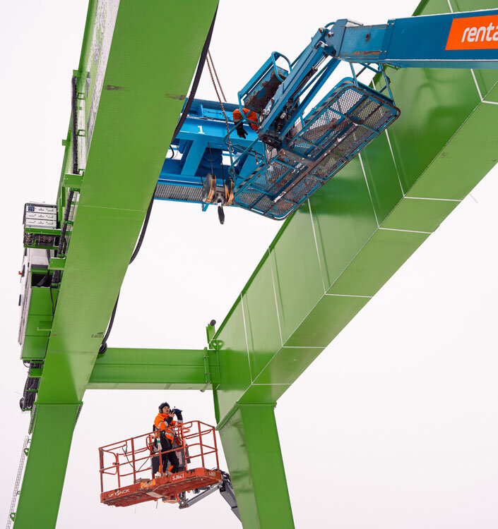 Stor grøn kran monteres